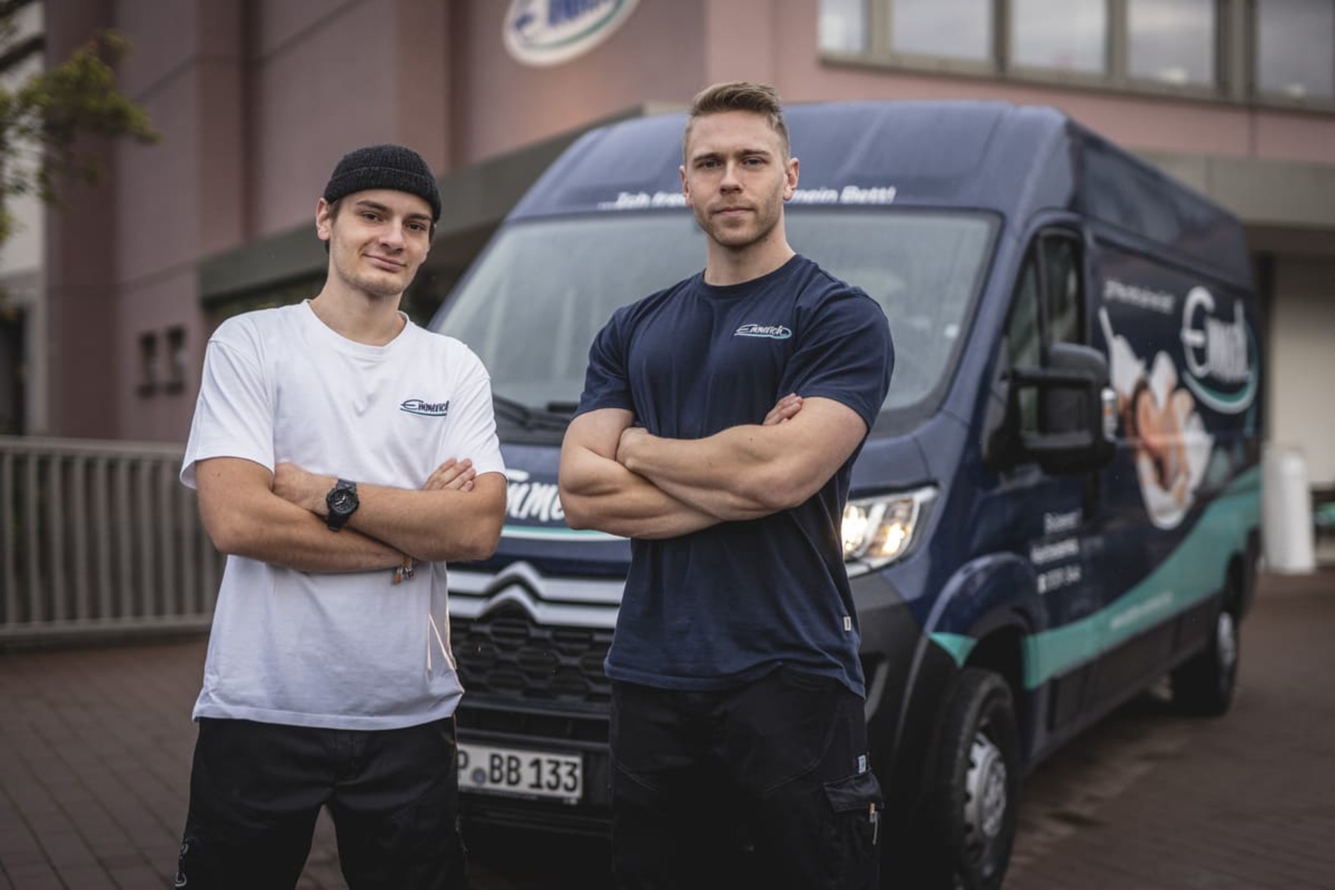 Betten Emmerich Montage (v.l.) Erik und Dominik Stahl.jpg